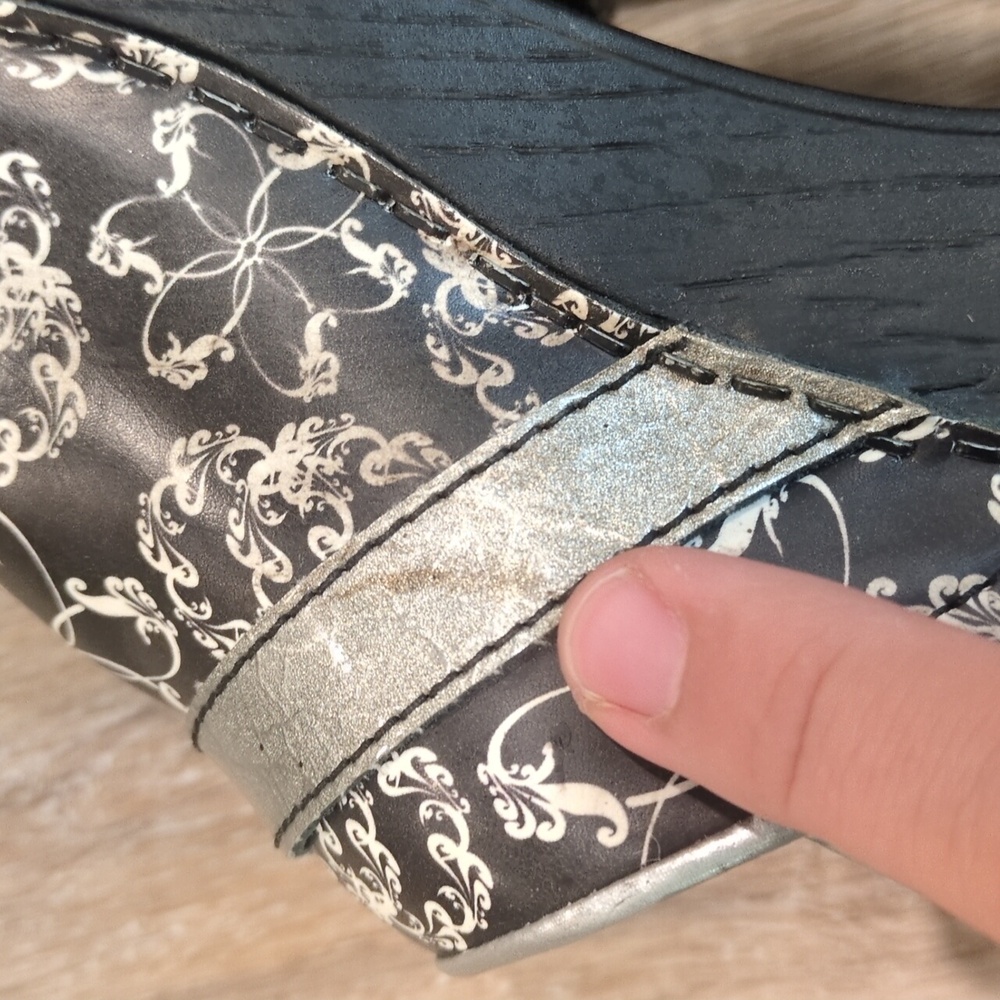 Sanita Black and ⚫🔲 White with Floral Design Clogs Women's size 42 Euro (12 US) - Picture 6 of 12